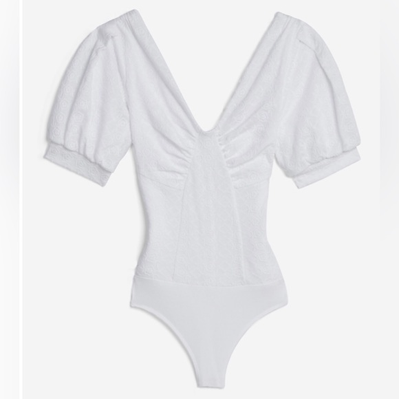NWT - Express - White embroidered puffy sleeve v-neckline zip-up back, bodysuit - Picture 1 of 4